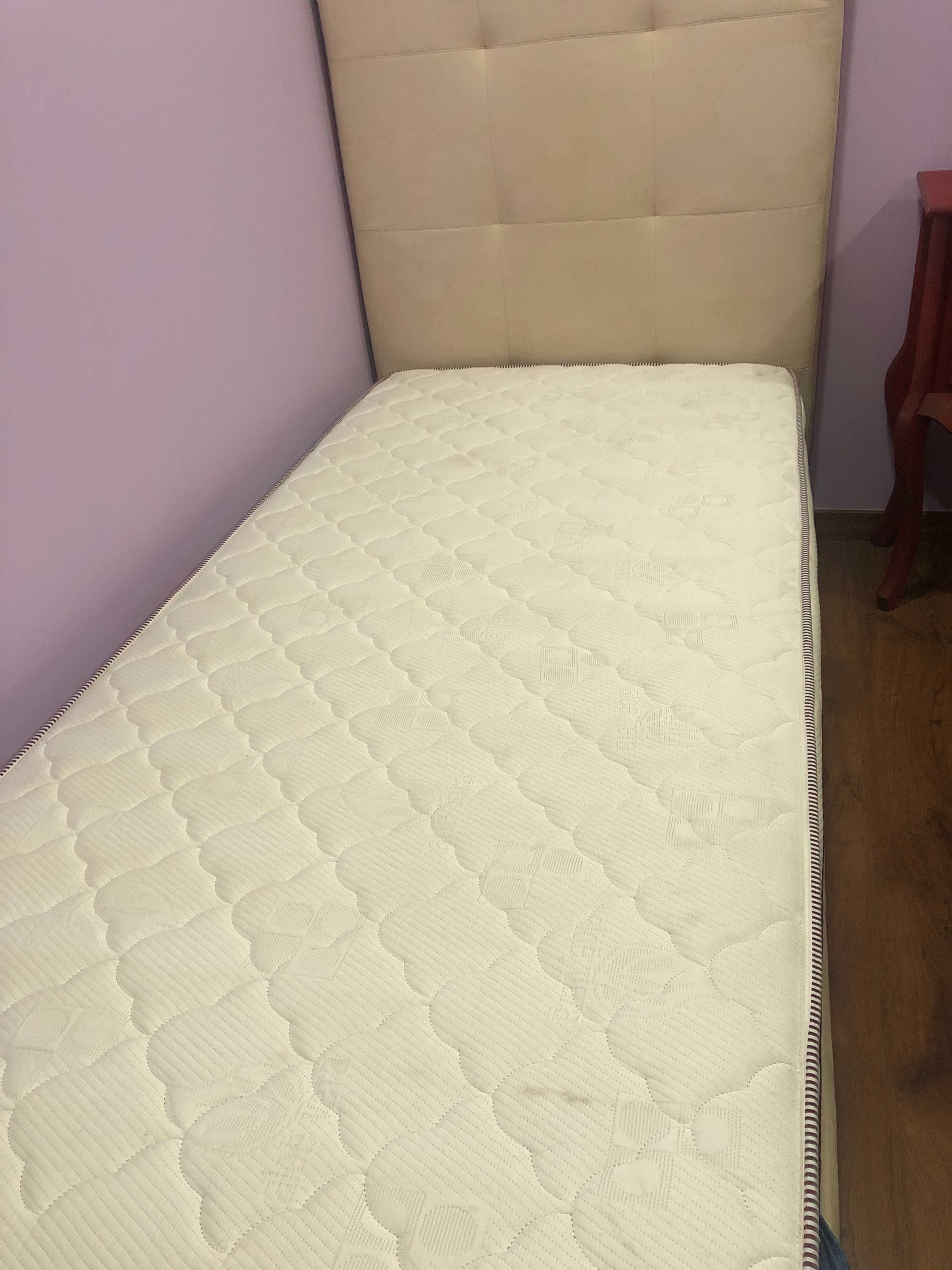 Cama individual em muito bom estado. Oportunidade unica!