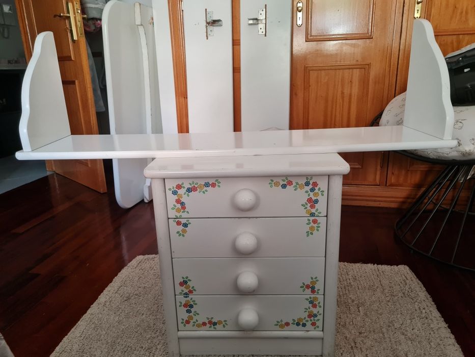 Cama, mesa de cabeceira e estante de madeira maciça branca