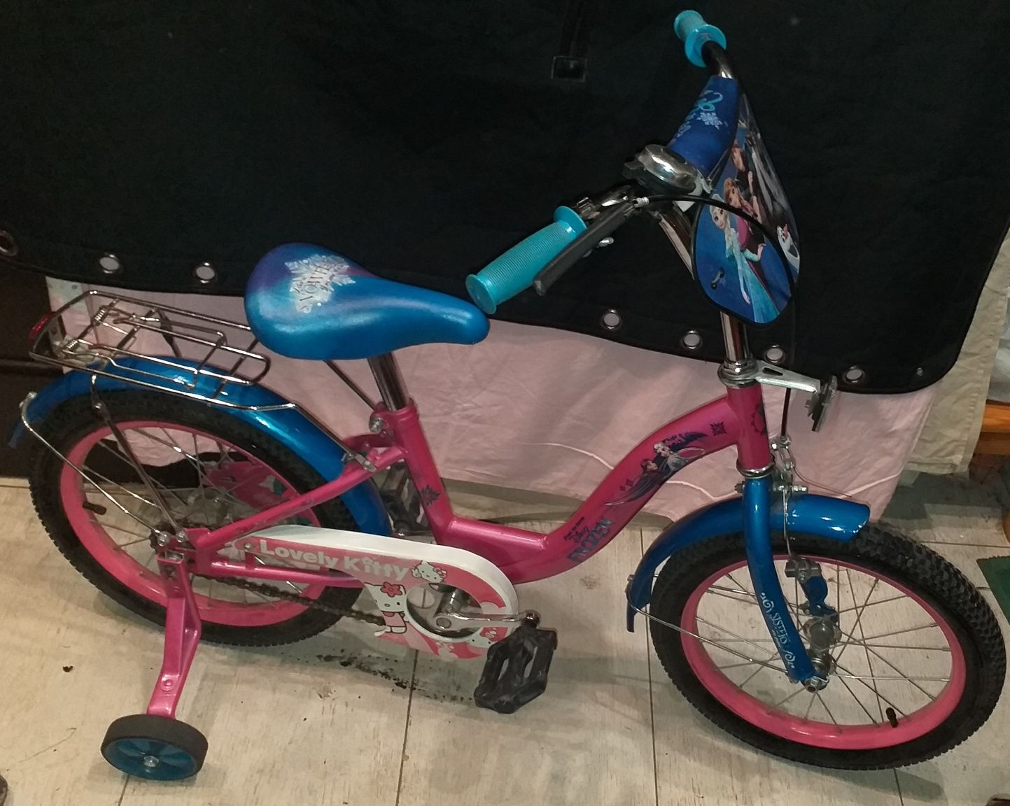 Продам детский велосипед Frozen на 16 диаметр колес почти новый.