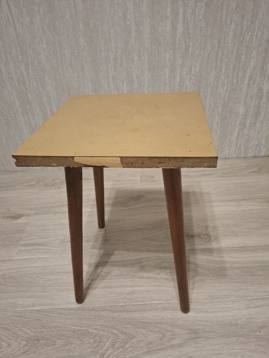 Продаю стол, 2 стула, 1 табурет