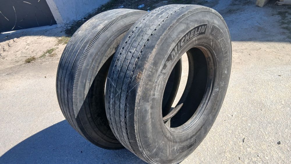 Dois pneus usados direccionais 315/80 R22.5