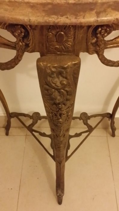 Credencia com pés em metal dourado e com tampo de mármore