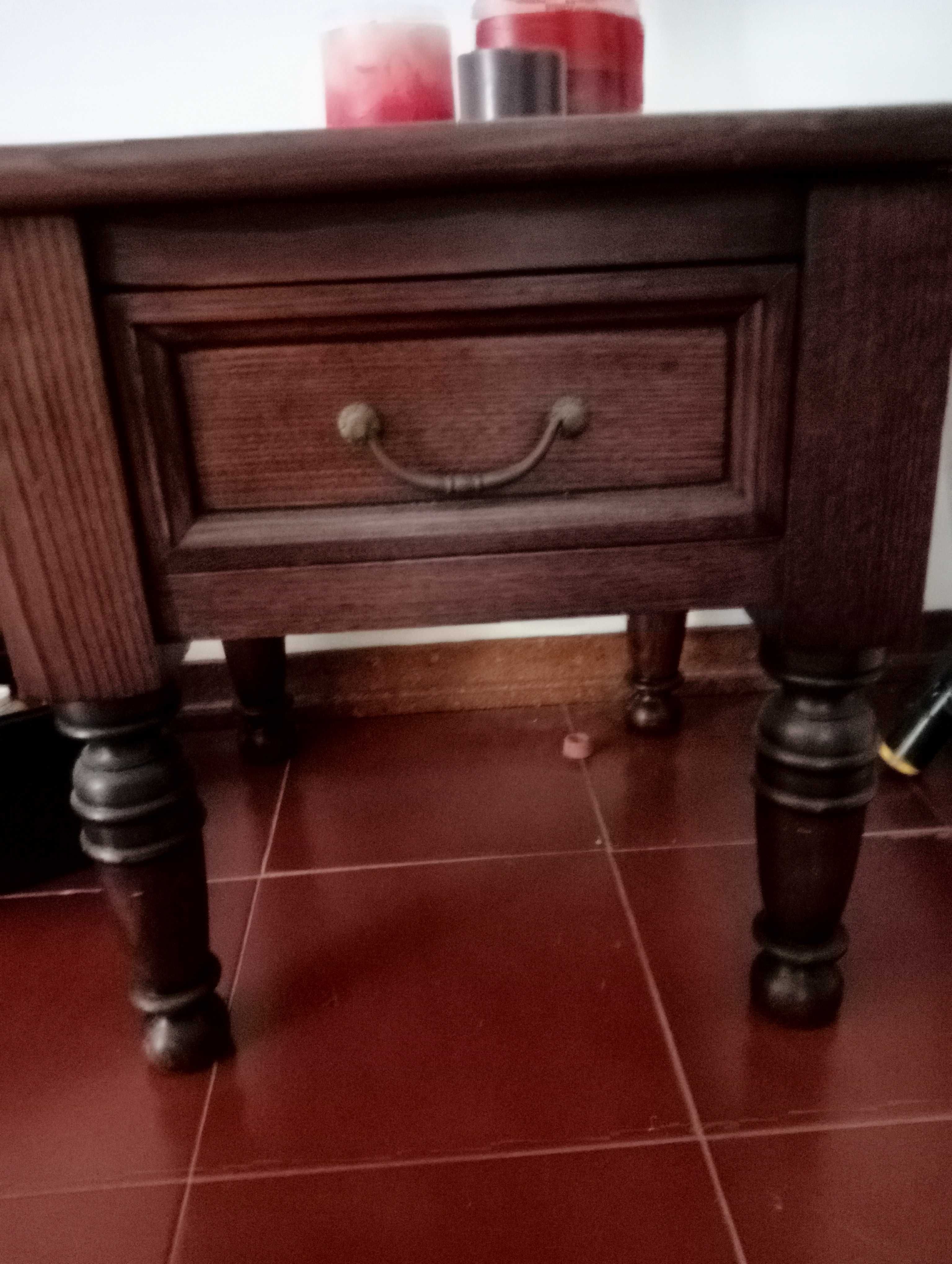 Mesa em Castanho maciço