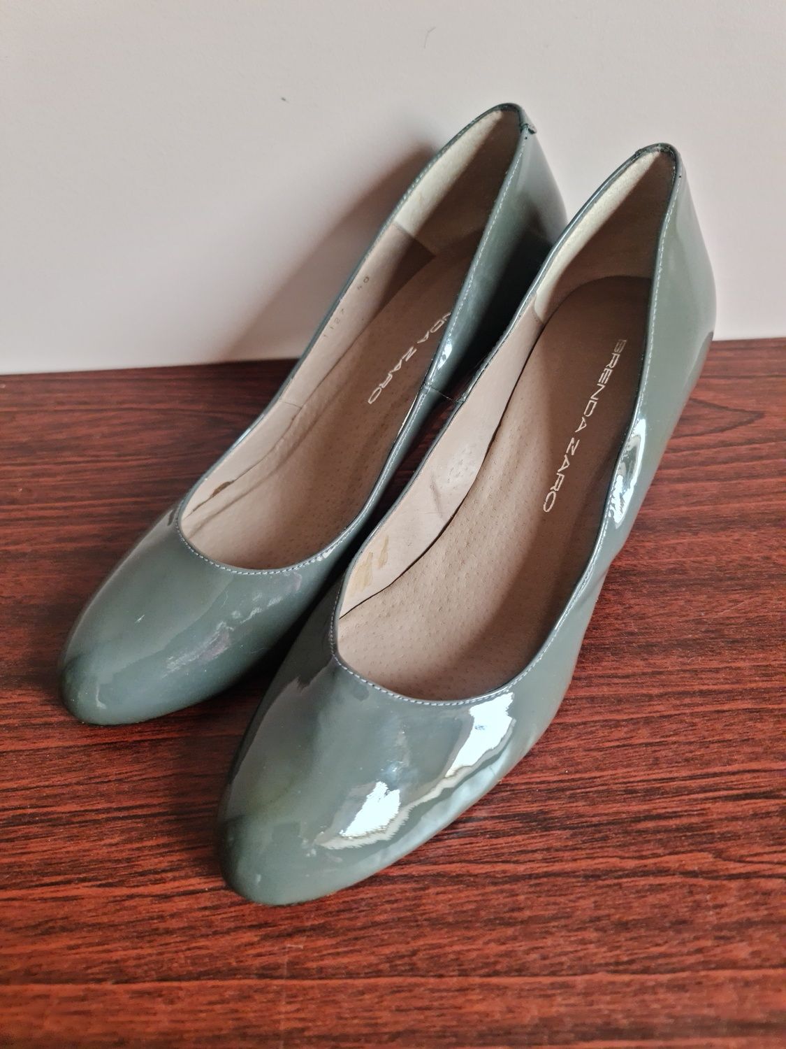 Buty szpilki szare lakierowane na obcasie