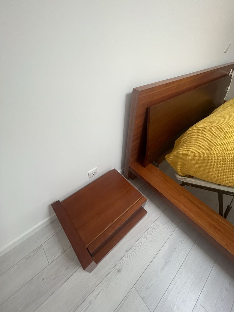 Cama com estrado e arrumação