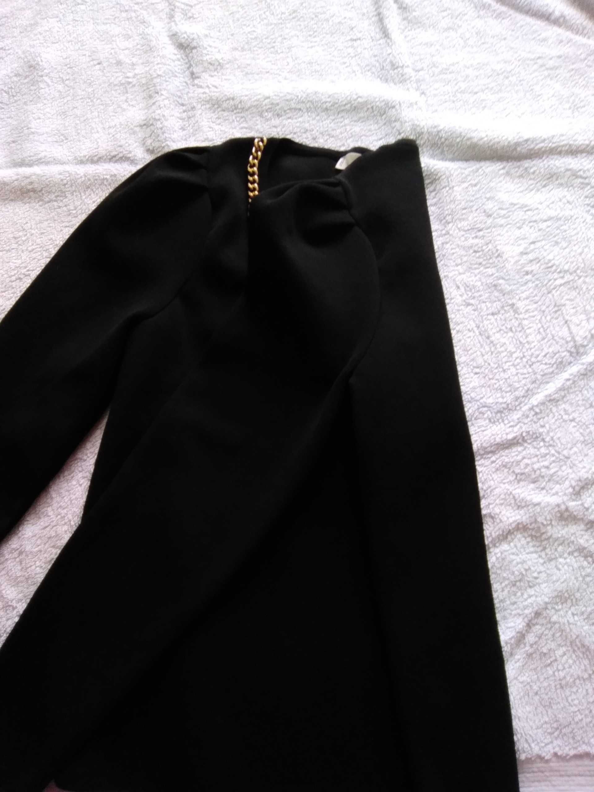Blusa preta elástica com acessorio