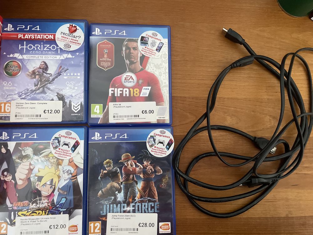 Ps4 modelo slim usada mas em ótimo estado com 3 comandos e 4 jogos.