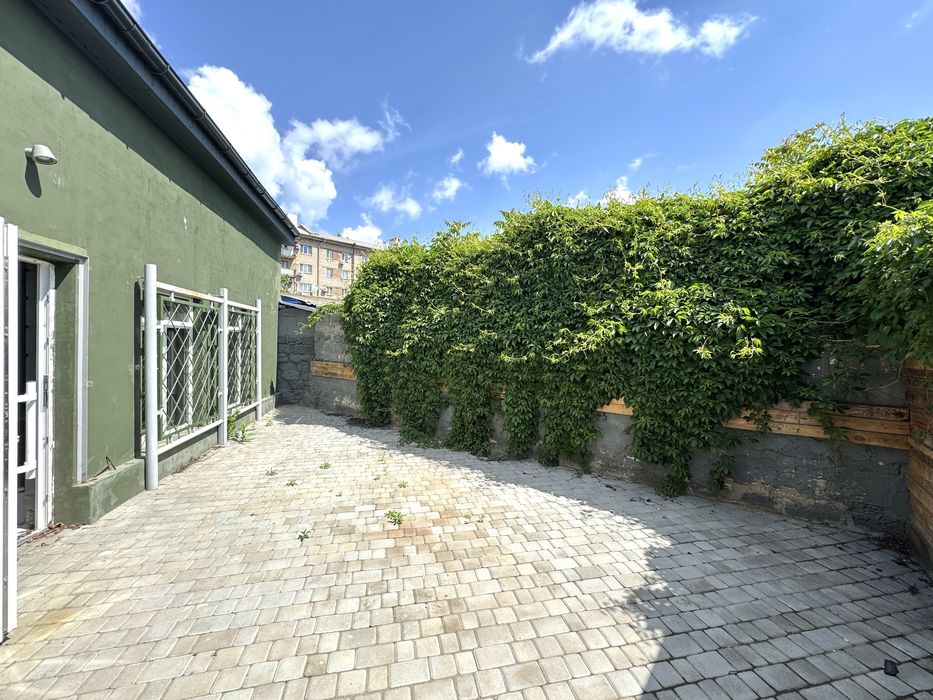 Аренда Кафе в центре с летней площадкой