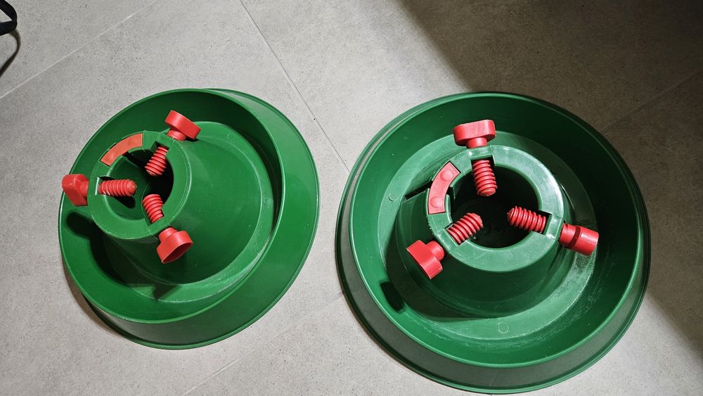 Zielony plastikowy stojak na choinkę z tacą na wodę .