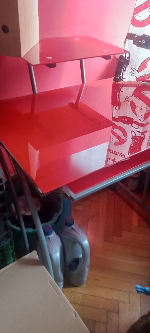 Biurko czerwone szklane nadstawka szuflada kółka