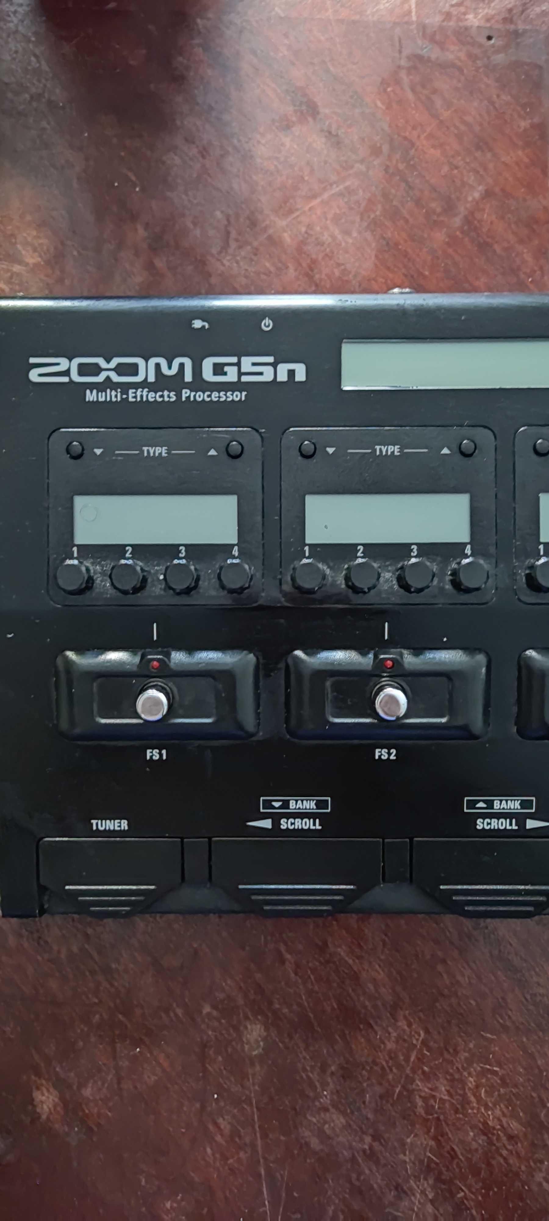 Guitarra e pedaleira Zoom g5n