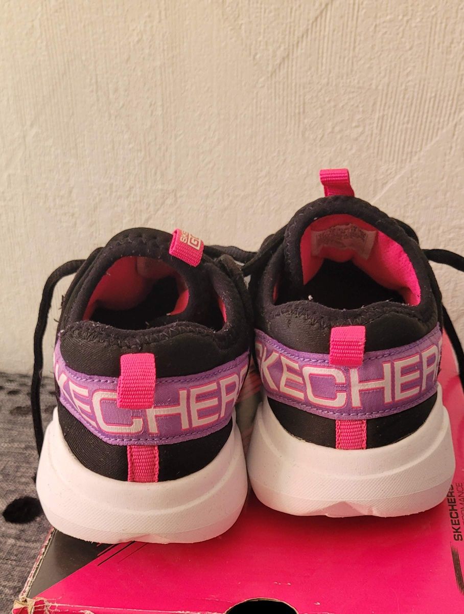 Лёгкие кроссовки Skechers