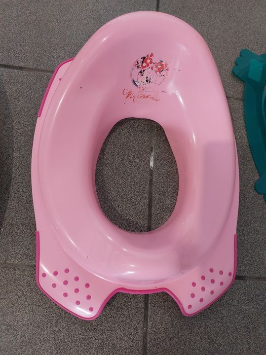 Varios redutores de sanita para bebé