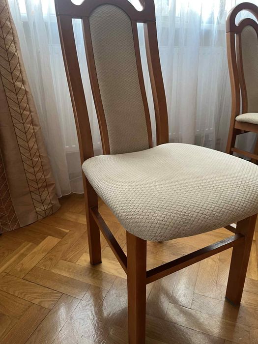 Duzy stół z krzeslami