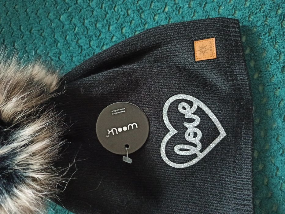 Czarna nowa czapka z pomponem