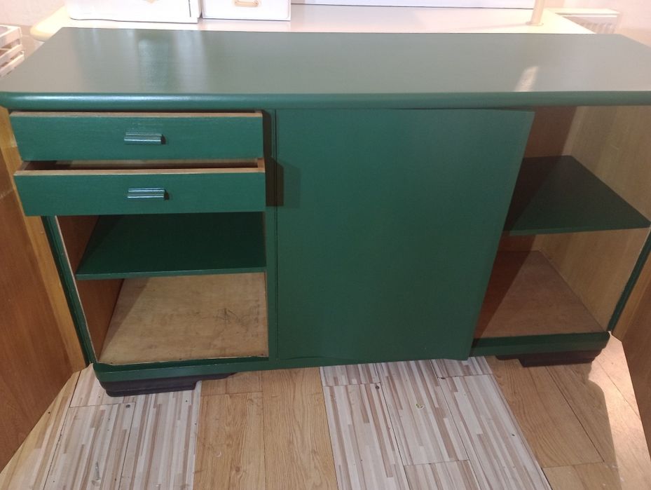 Komoda w kolorze zieleń butelkowa
