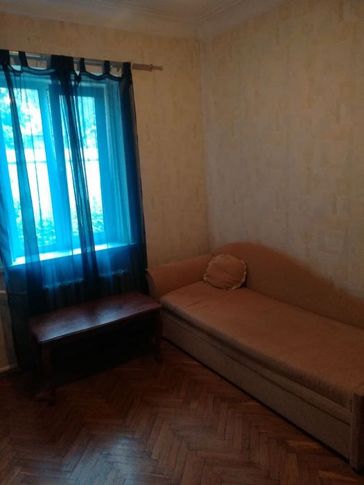 Задається кімната в приватному будинку для дівчаток.