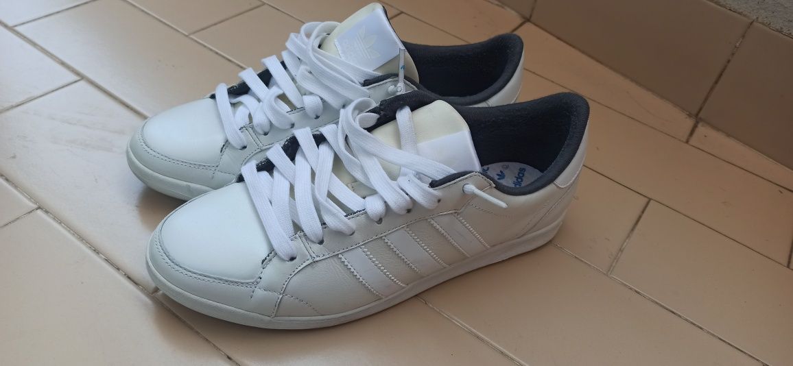 Sapatilhas adidas tipo Stan Smith