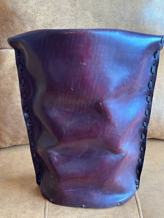 Cesto em couro castanho