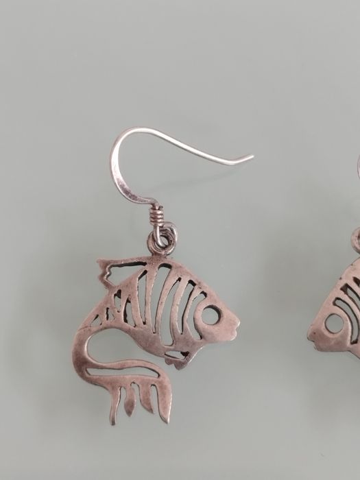 Adoráveis brincos em formato de peixe, com um design delicado e único.