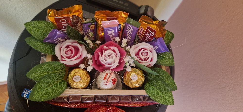 zestaw box na prezent  słodkości i mydelka