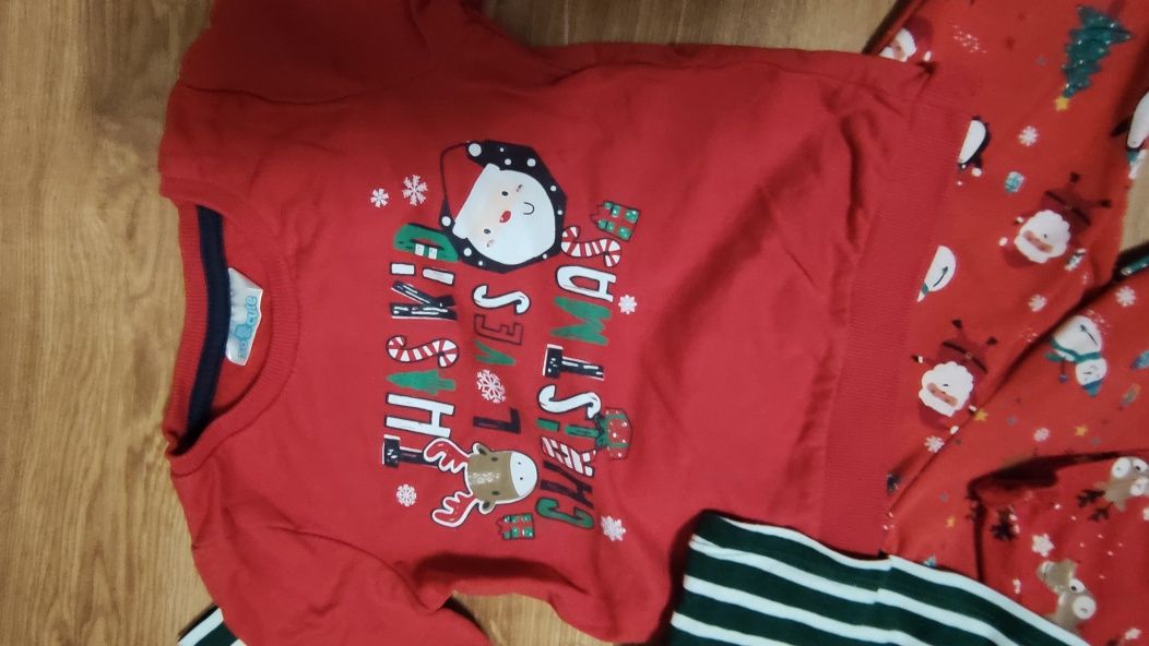 Zestaw ubranek świątecznych dwie koszulki, bluza i spodnie rozm 80