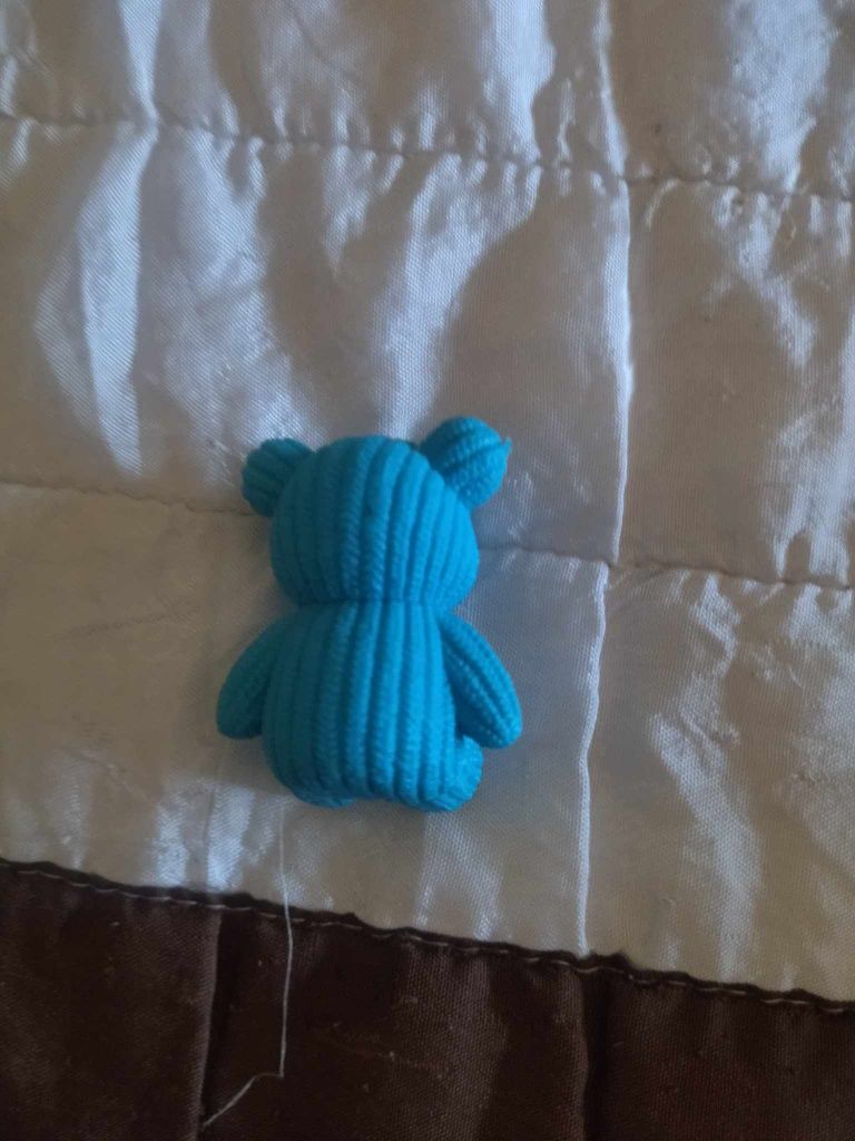 Urso de borracha cor  azul escuro  ( Portes grátis)