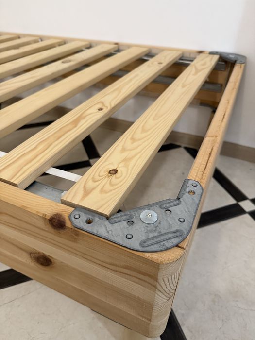Деревʼяне ліжко з матрацом / ламель диван