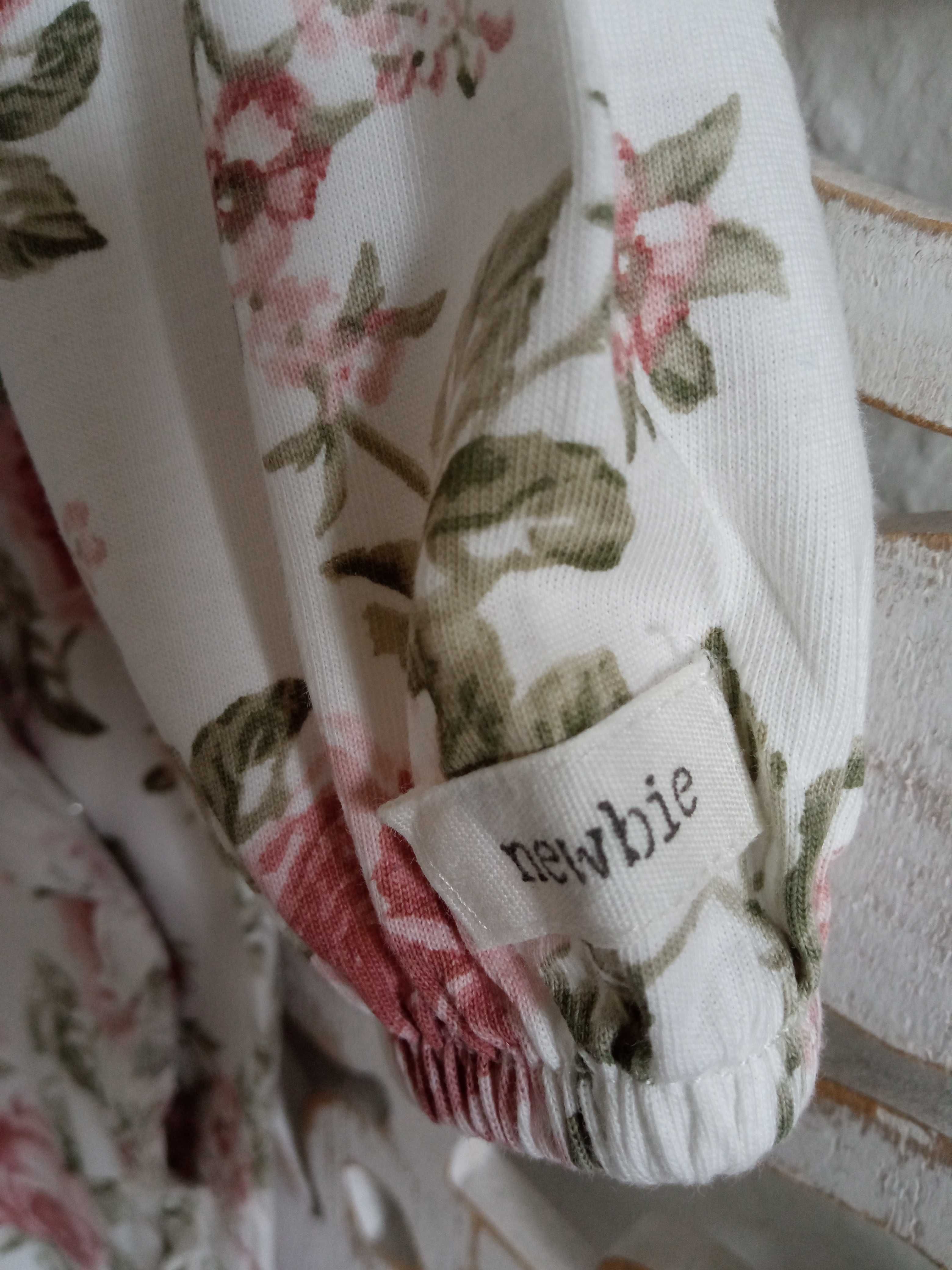 NEWBIE pajacyk piżamka w róże rozmiar 80