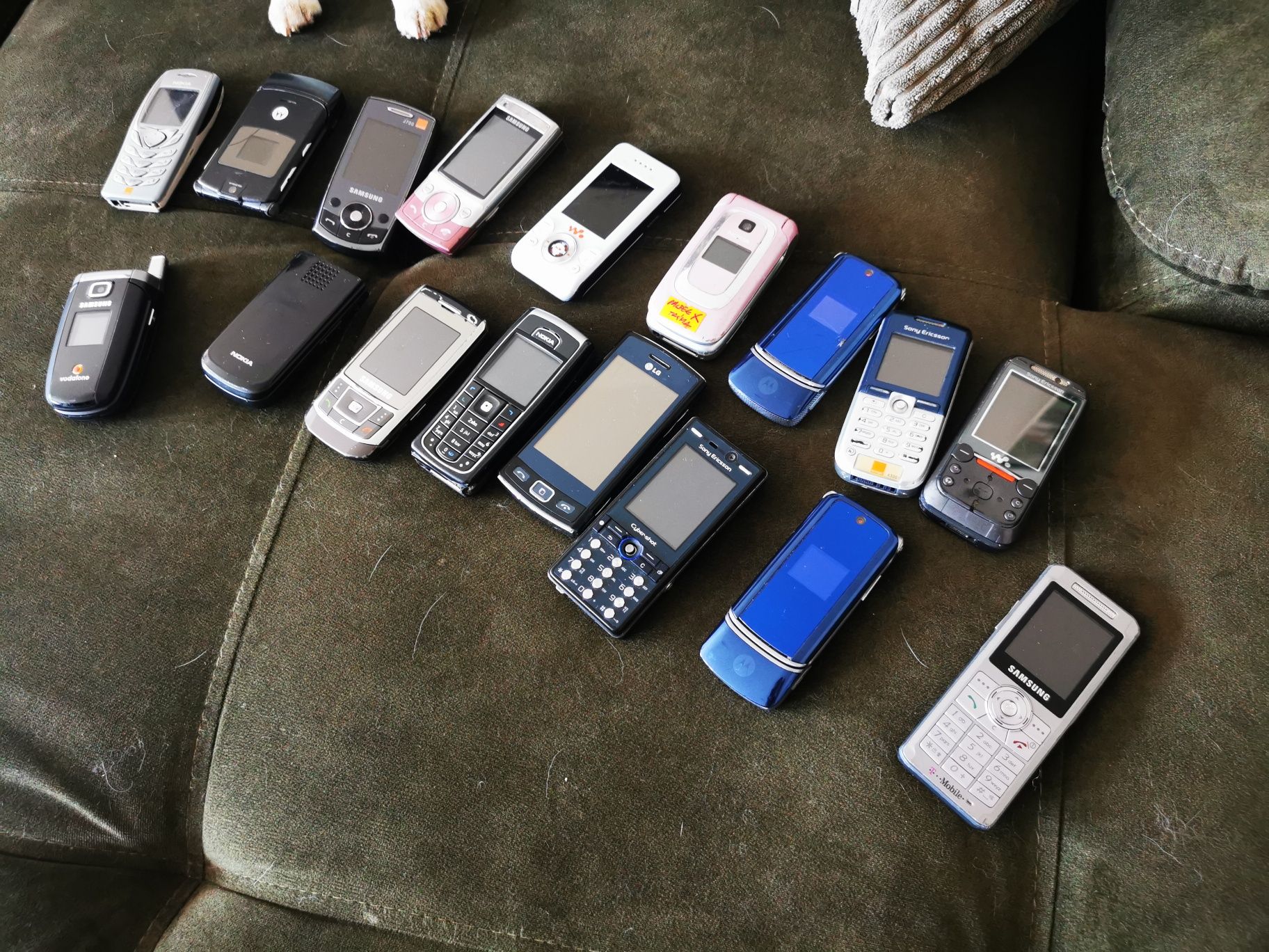 Telefony komórkowe 18 szt na części do sprawdzenia kolekcja telefon