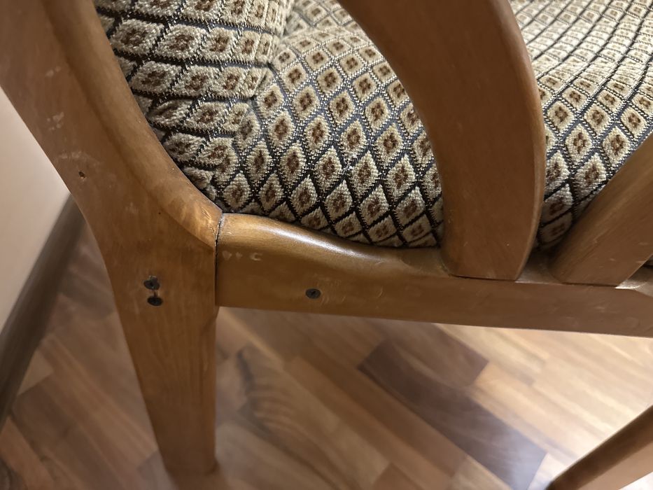 Стілець мʼякий з масиву дуба