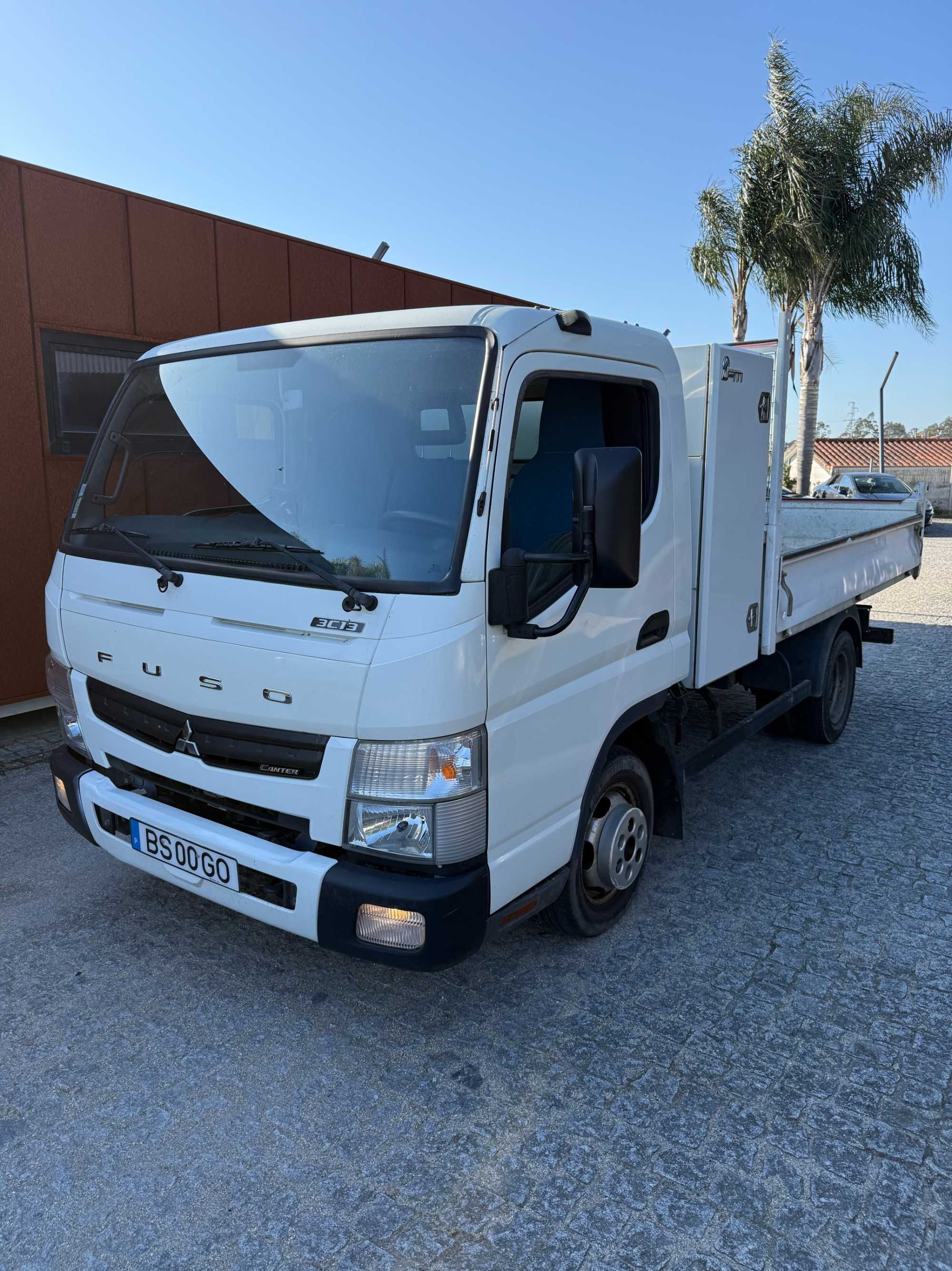 Carrinha Mitsubishi Fuso basculante
