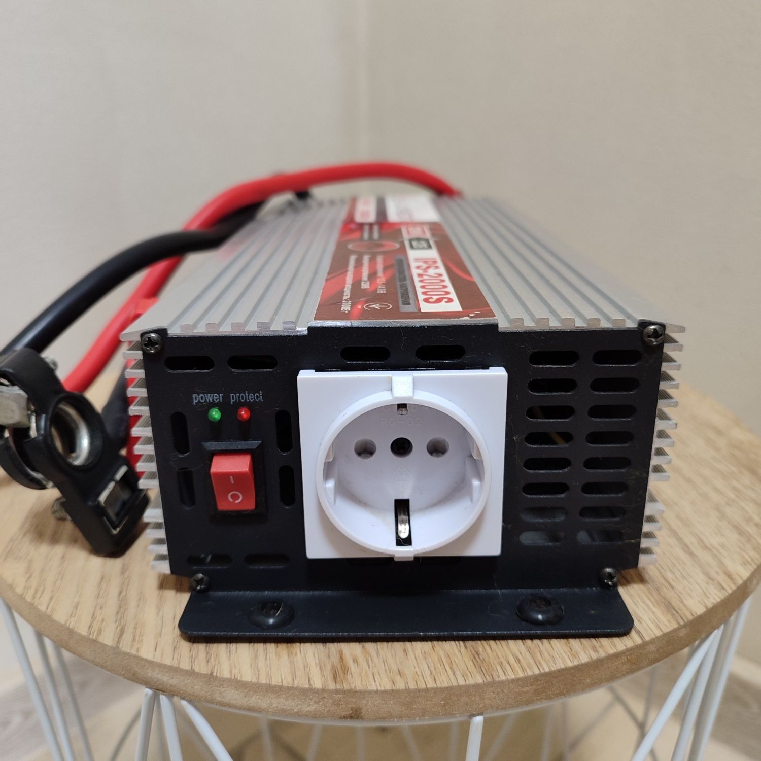 Инвертор Luxeon IPS-2000S 12->220В