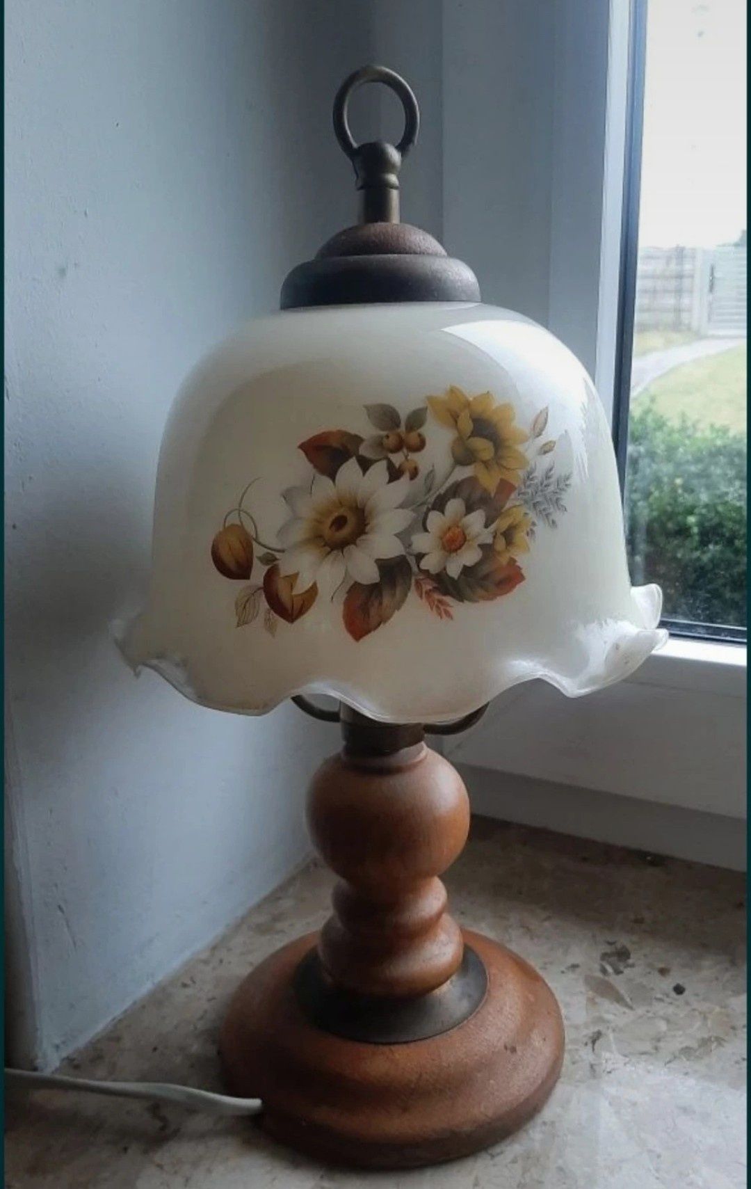 Lampka stojąca, szklany klosz.