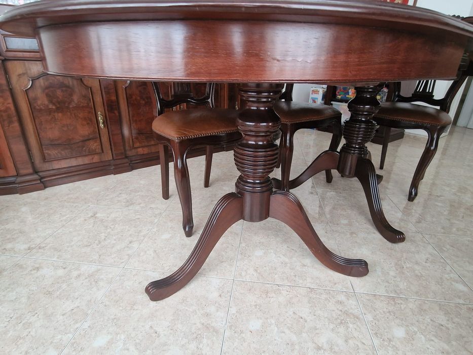 Mesa de jantar extensível e cadeiras