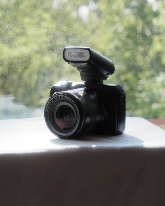 Aparat bezlusterkowy Canon EOS M bezlusterkowiec obiektyw lampa Speedl