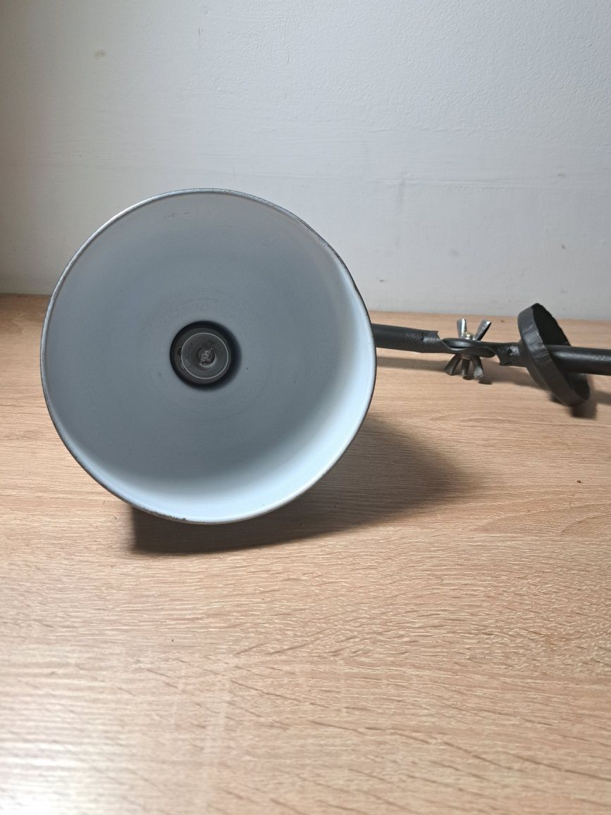 Zabytkowa lampa samochodowa.