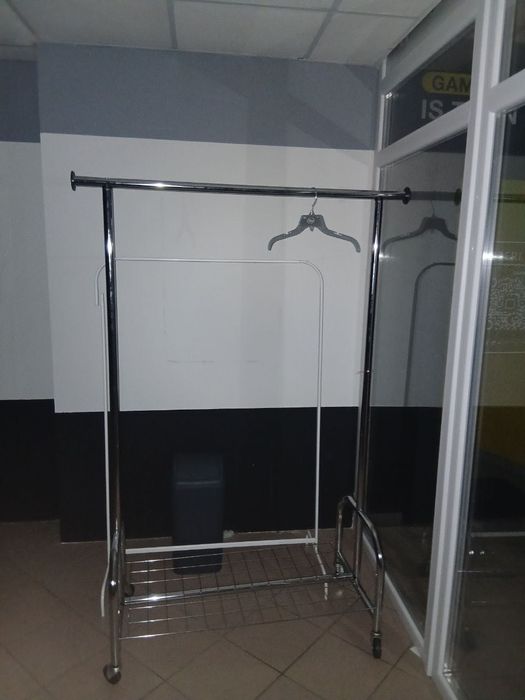 Вішак - стійка для одягу металева на коліщатах