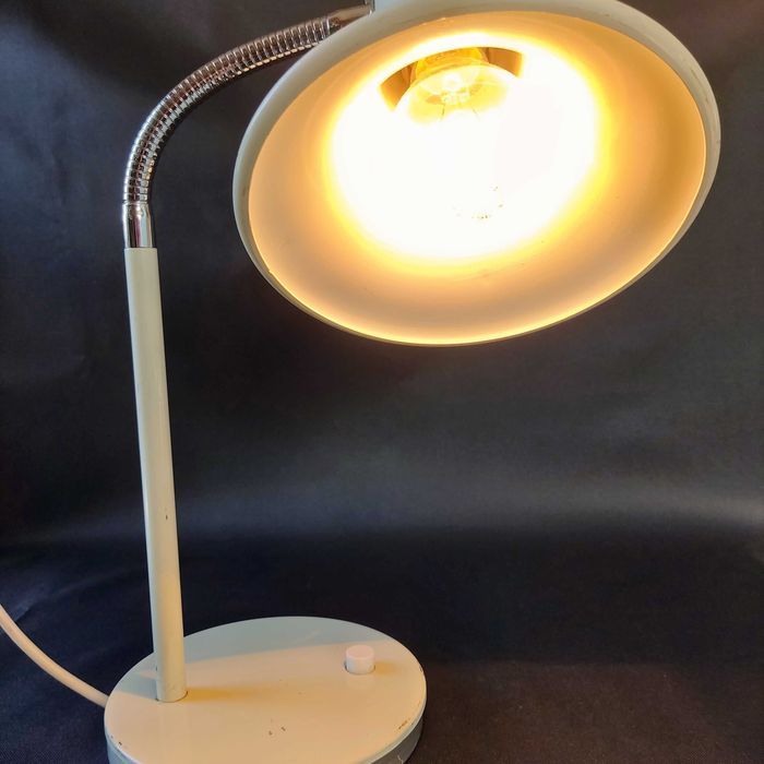 Duża metalowa lampa biurkowa - nietypowy unikatowy klosz - lata 60
