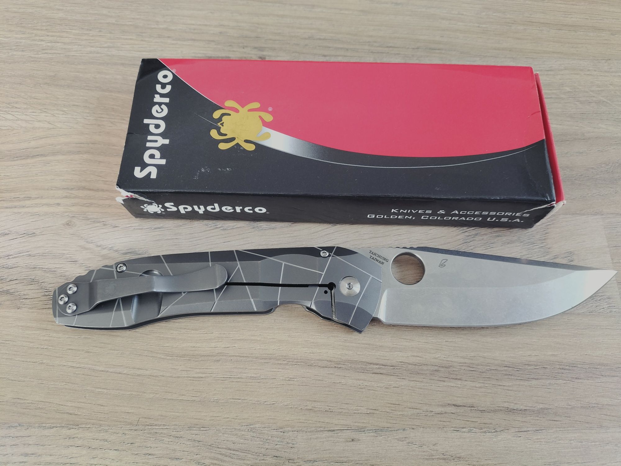 Nóż spyderco nowy