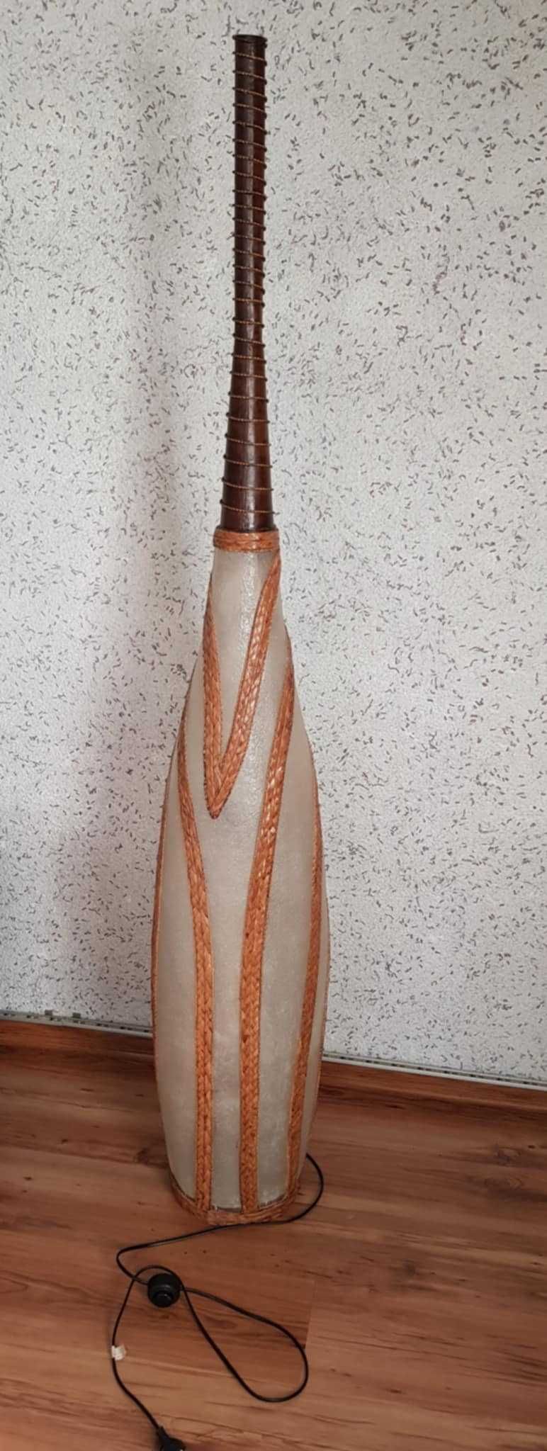 Lampa stojąca w stylu boho