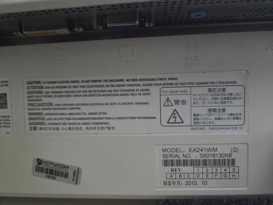 3 monitory NEC MultiSync EA241WM 1920 × 1200 (WUXGA)