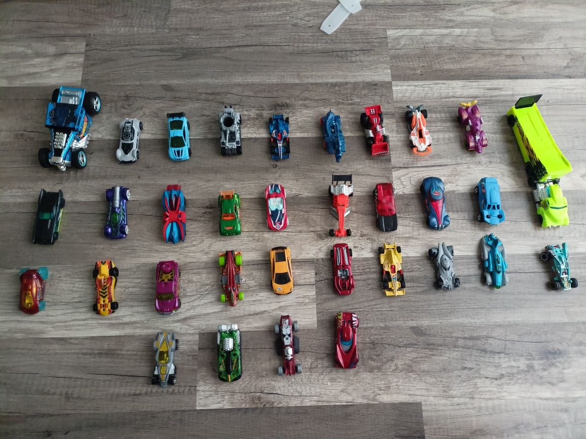 33 Samochodziki Hot Wheels