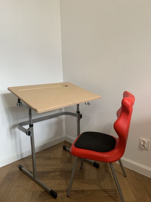 Biurko kreślarskie regulowane dla dziecka