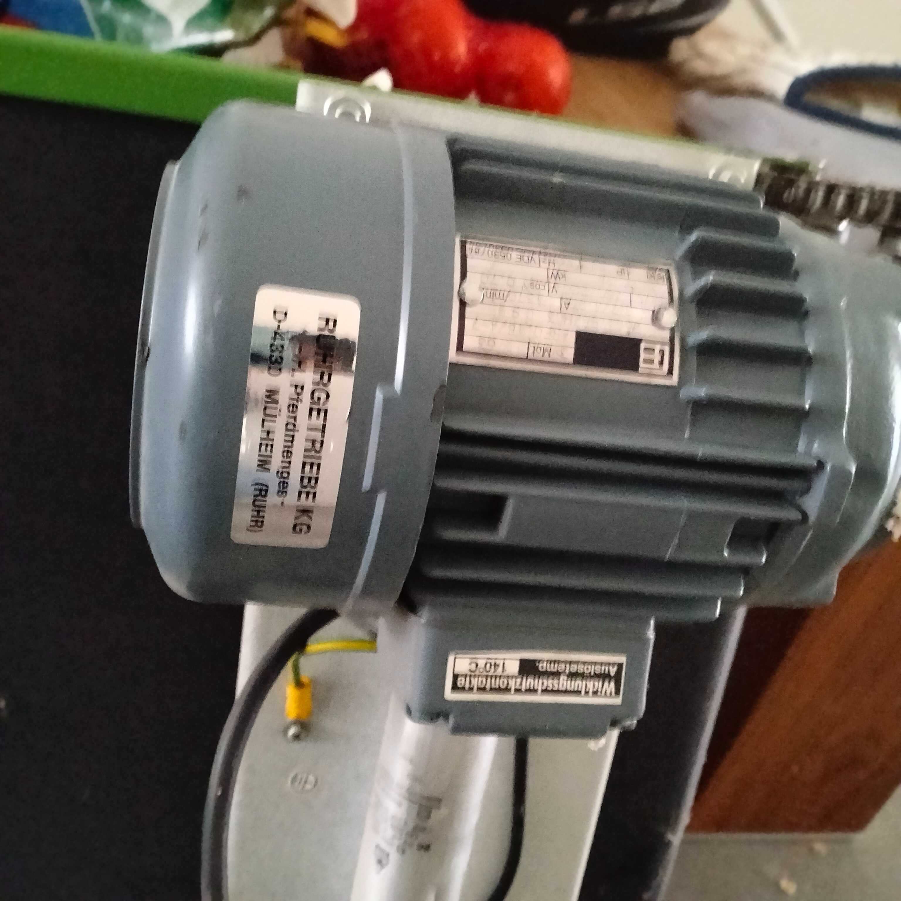 Podajnik/przenosnik taśmowy 2100x500 230/380v 30kg/m2. 180w 0.18kw