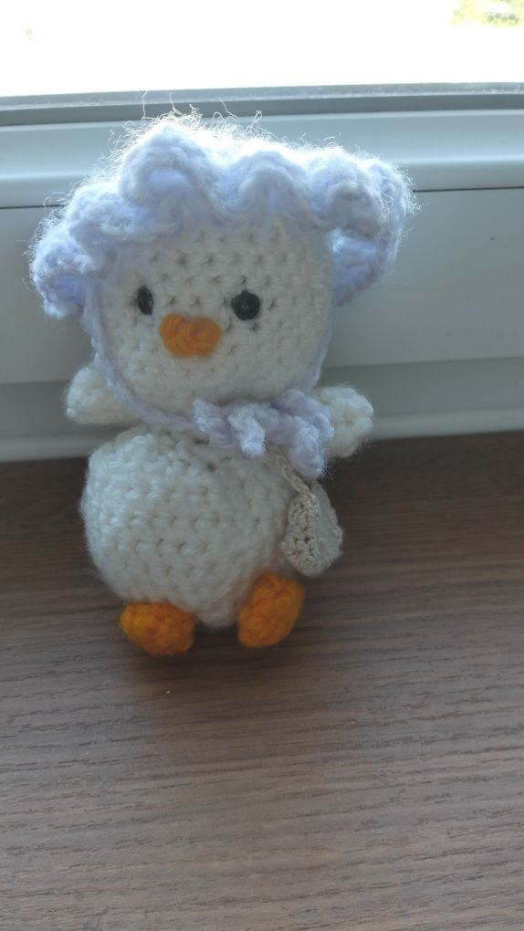 Gąska zrobiona na szydełku torebką i czapka.A crocheted goose made bag