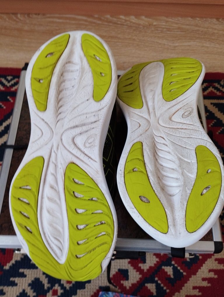 Кросівки чоловічі ASICS.