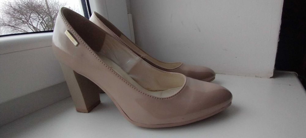 Пара бежевих туфельок