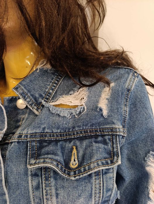 Damska jeansowa kurtka oversize – rozmiar M efekt „destroyed”,