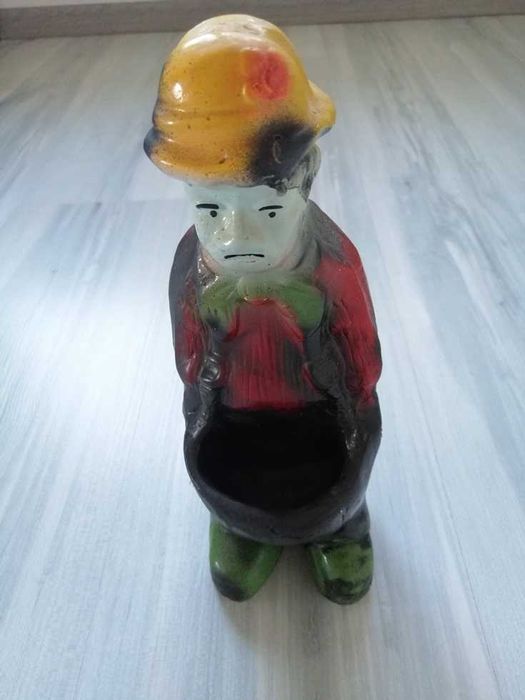 Doniczka na kaktus / sukulent ludzik w ogrodniczkach.